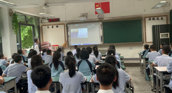 (杨家坪中学A区的学生在课堂上观看制止餐饮浪费宣传教育视频)