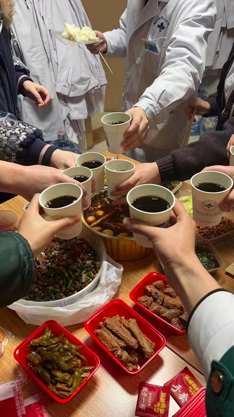 急诊科值班医护的年夜饭