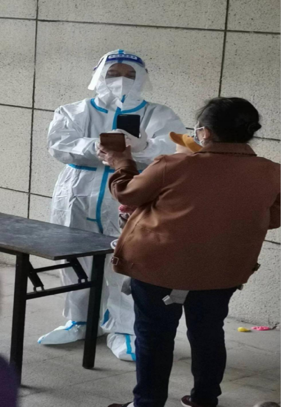 李俊在沙坪坝土主街道西盛社区金科天宸二街区楼栋下扫渝康码