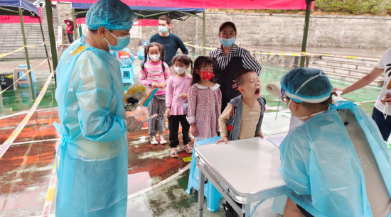 大竹林街道各社区采样点为残疾人、老人、小孩、孕妇等群体开设绿色通道。