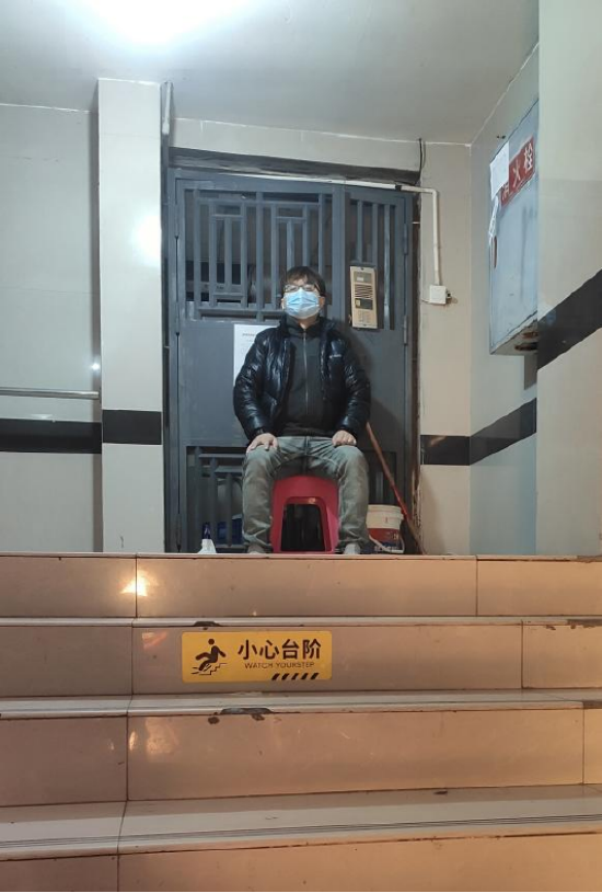 杨晨南在封控楼栋夜班执勤