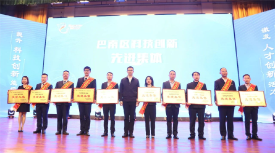 区委副书记、区长贾晖为获奖者颁奖