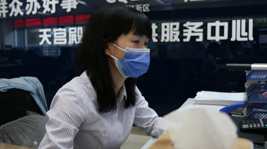 贺利佳正在为居民办理业务