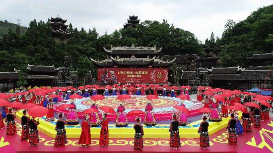 5月20日,彭水蚩尤九黎城举行2018首届“养心彭水·九黎旅游”苗族集体婚礼