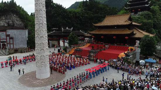 5月20日,彭水蚩尤九黎城举行2018首届“养心彭水·九黎旅游”苗族集体婚礼