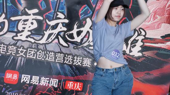 32号选手现场带来一段热辣的街舞表演