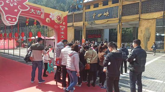 金刀峡景区对北碚市民免票,吸引大批游客前往