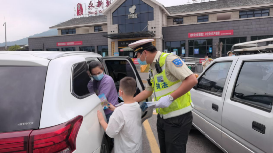 执法人员子女进行执法宣传体验