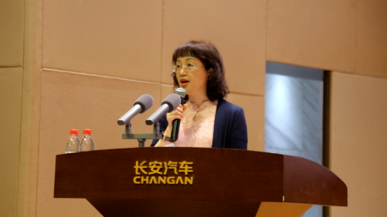 图/长安汽车科技及项目管理部总经理兼长安汽车科协常务副主席赖薪郦讲话