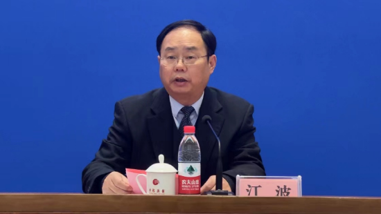 重庆日报报业集团党委委员、副总裁,上游新闻党委书记江波介绍评选活动的奖项设置、参评条件及评选流程