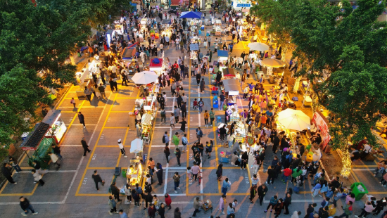 民心佳园夜市。(重庆日报刘旖旎/摄)