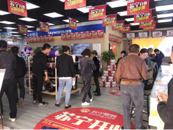 (苏宁易购零售云店开业现场)