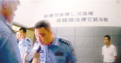 当事民警接受酒精呼气测试证明自己清白 警方供图
