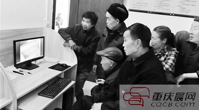香源村村民通过乡村扶贫网学农技。 受访者供图