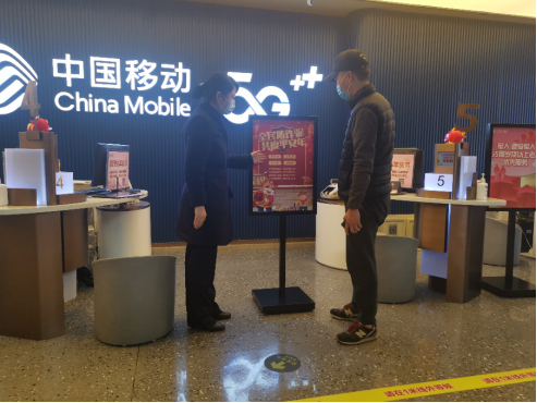 (营业厅工作人员向客户宣传防诈小知识)