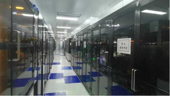 封闭的智能化生产线 王敏 摄