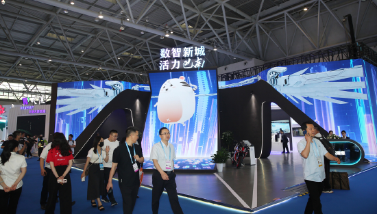 巴南展馆以“如虎添翼”为设计概念,展现“开放、迎接、飞远”营商理念。