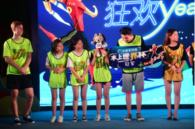 外国球迷组队参加