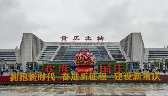 火车北站新增国庆主题鲜花景观