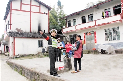 肖梁川刚获评2017年重庆市优秀公务员,这是他生前走访社区。