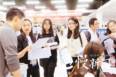 双选会现场很热闹
