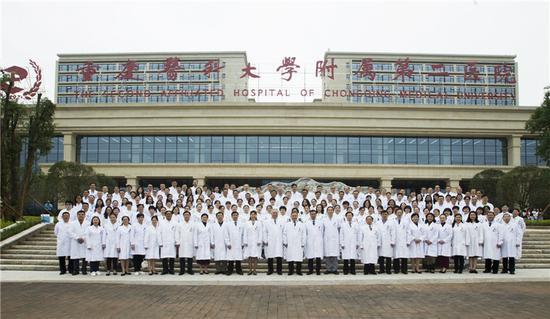 重医附二院部分医护人员在江南院区门口合影