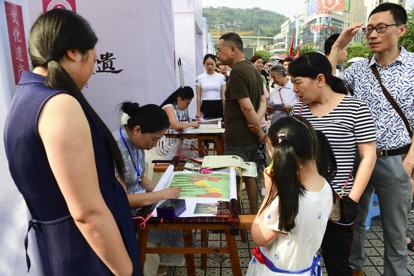 非遗——鱼洞乱针绣展示 冯亚宏摄