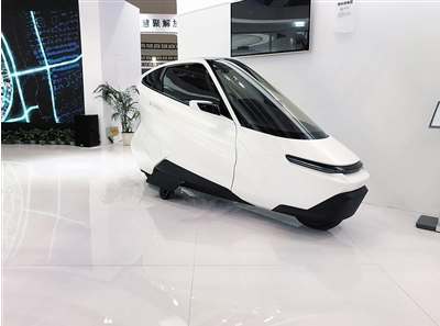 造型充满未来感的凌云两轮汽车。