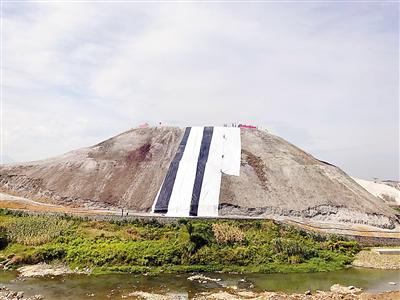 ▲南川磷石膏堆场10月完成覆膜