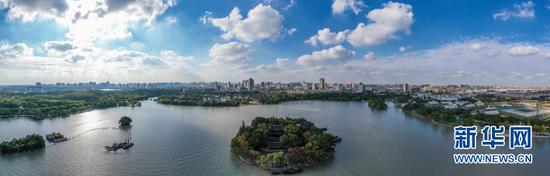 空中俯瞰嘉兴南湖及嘉兴城区(无人机照片,2020年10月27日摄)。新华社记者 徐昱 摄