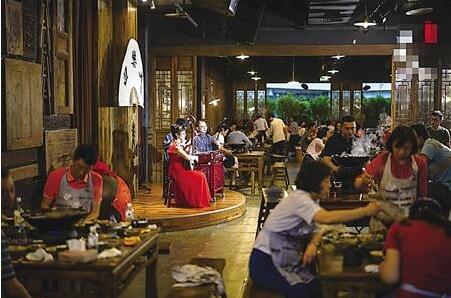 市民在白乐天吃火锅 资料图