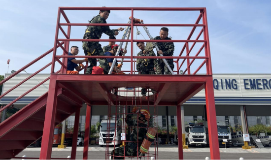 重庆市专业应急救援总队两江支队队员训练现场。应急管理局供图
