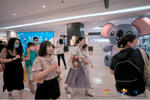 (参赛选手及家长参观重庆国际文旅之窗)