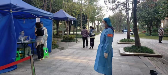 李娟在核酸检测点维护秩序