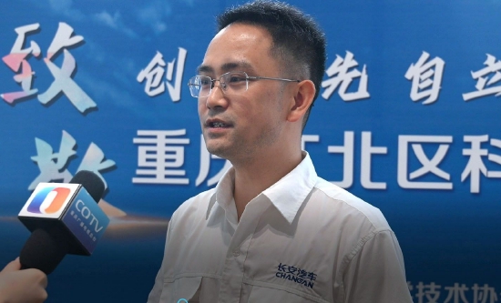 图/科技工作者代表杨亮接受采访