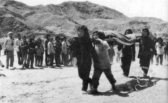 1940年人民组织的担架队运送伤员(历史资料)