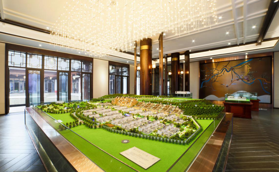(懒坝禅境艺术小镇营销中心内部实景——沙盘展示区)