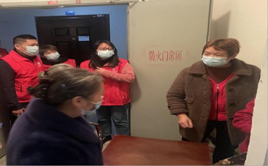 唐欢在沙坪坝区桥东社区为老年人作耐心劝导解释
