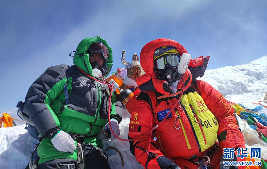 盲人登山者：成功登顶珠峰 攀登让世界看见我