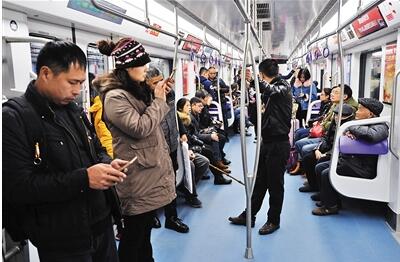 昨日下午,轨道5号线、10号线开通试运营,市民登车体验,称“宽敞、方便”。本报记者 胡杰 摄