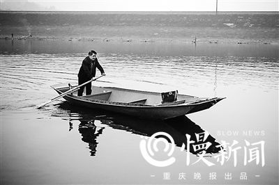 吴华划船去给水库周边的村民看病