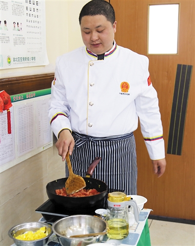空港新城小学放学后的烹饪课。