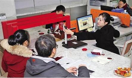昨日,观音桥,工作人员正使用人脸识别系统办理婚姻登记业务。首席记者 钟志兵 摄