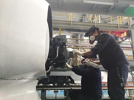 工作人员在对自动车钩缓冲装置进行检查及清洁