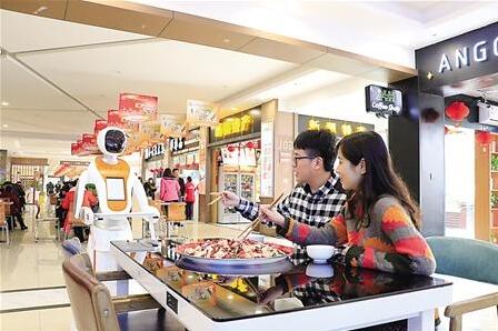 机器人送餐 重庆铁发遂渝高速公路有限公司供图