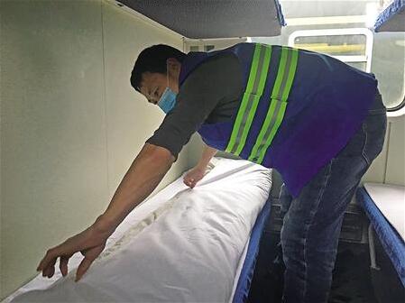 李德才在换被罩 本组图片由记者 杨可 摄