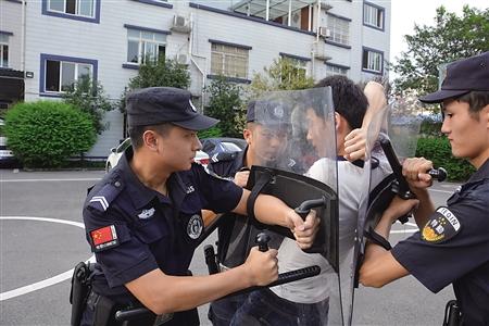 男子退伍后应聘特勤 两年协助抓获嫌疑人30余人