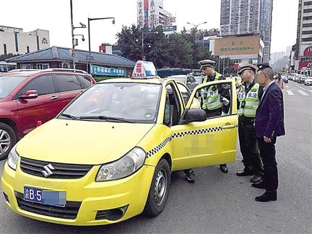 菜园坝,执法人员查处违规出租车。 市交通行政执法总队直属支队供图