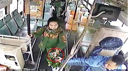 监控记录下捡钱包全过程