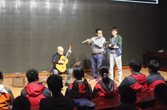 【两位艺术家联袂演奏】